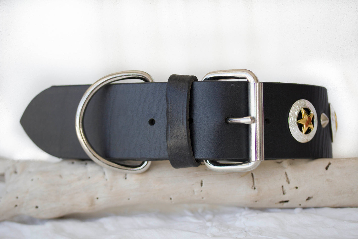 Texas Star 2 inch leather collar buckle and D-ring detail - Kippy and Co