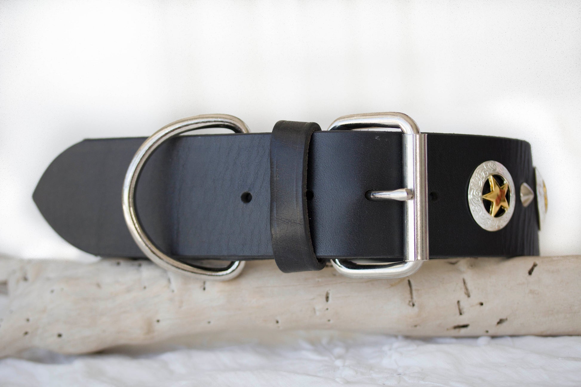 Texas Star 2 inch leather collar buckle and D-ring detail - Kippy and Co