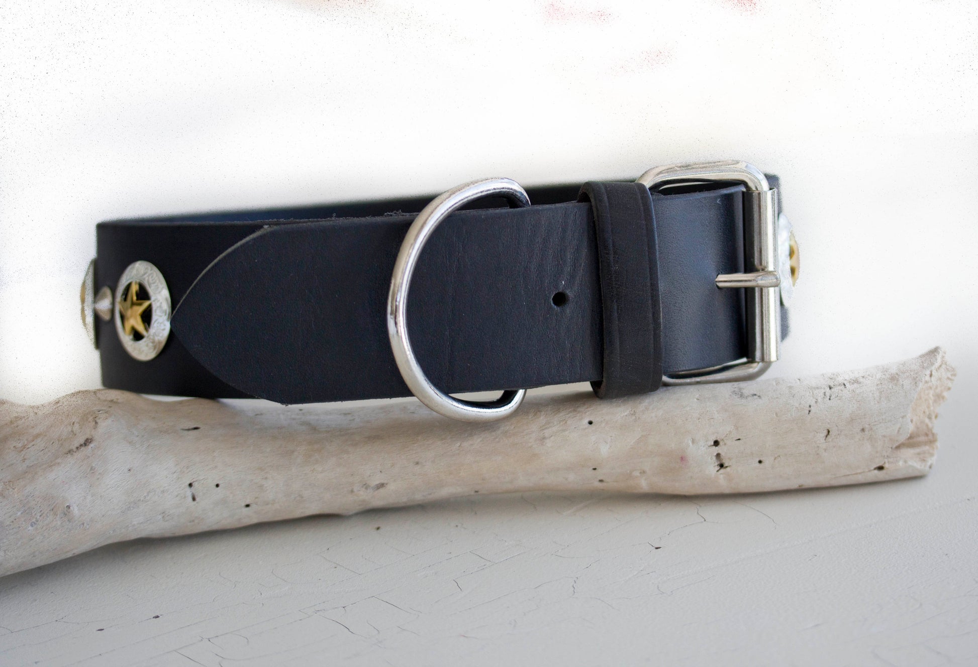 Texas Star 2 inch leather collar buckle and D-ring detail - Kippy and Co