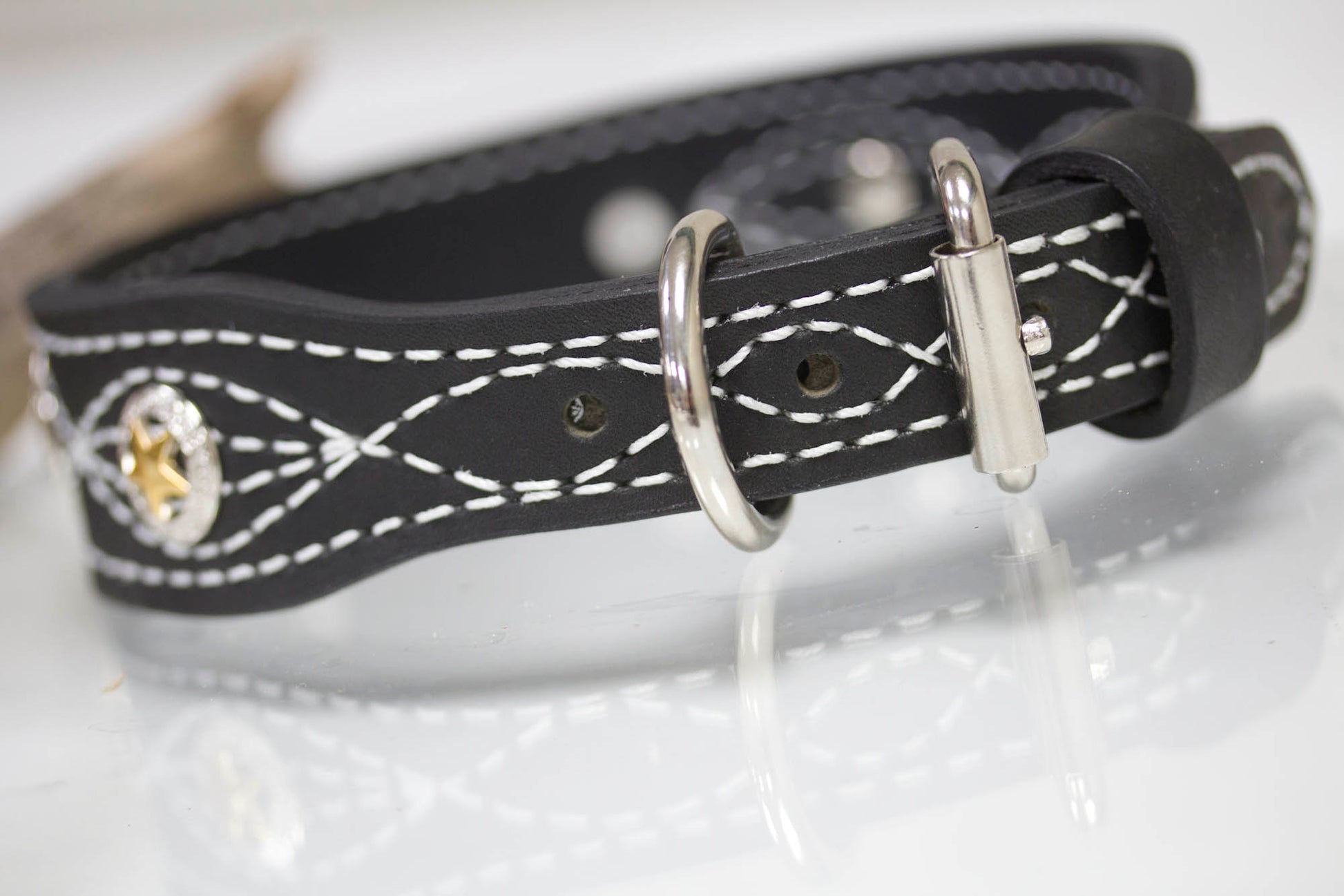 Leather Dog Collar 1.5 inch wide with a personalized name plate, white stitching and Texas Star Conchos in a mixed metal
